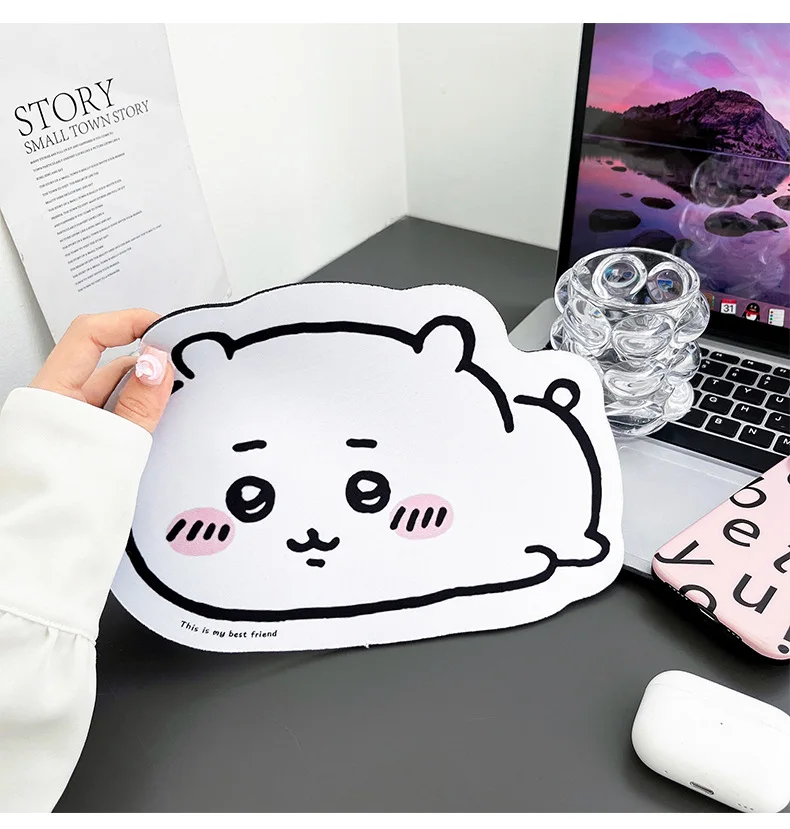 Chiikawa 漫画 Jiyi Usagi Hachiwa - Leather Desk Pad のレビューと価格